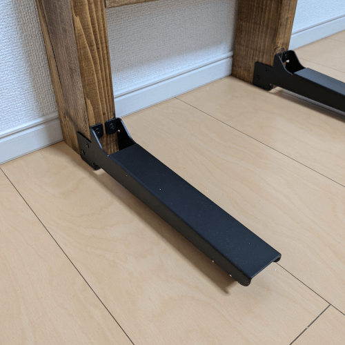 斜めから見た2x4材を立てる脚の取り付け後