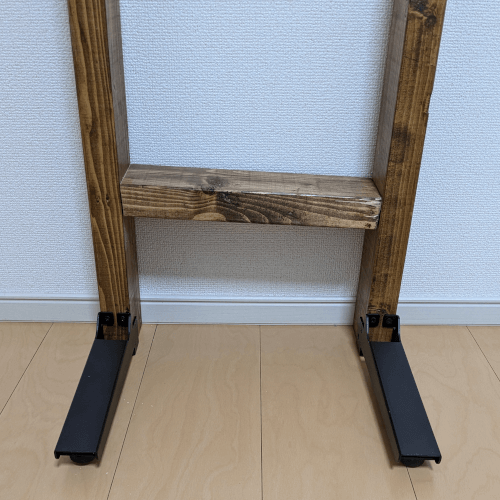 正面から見た2x4材を立てる脚の取り付け後